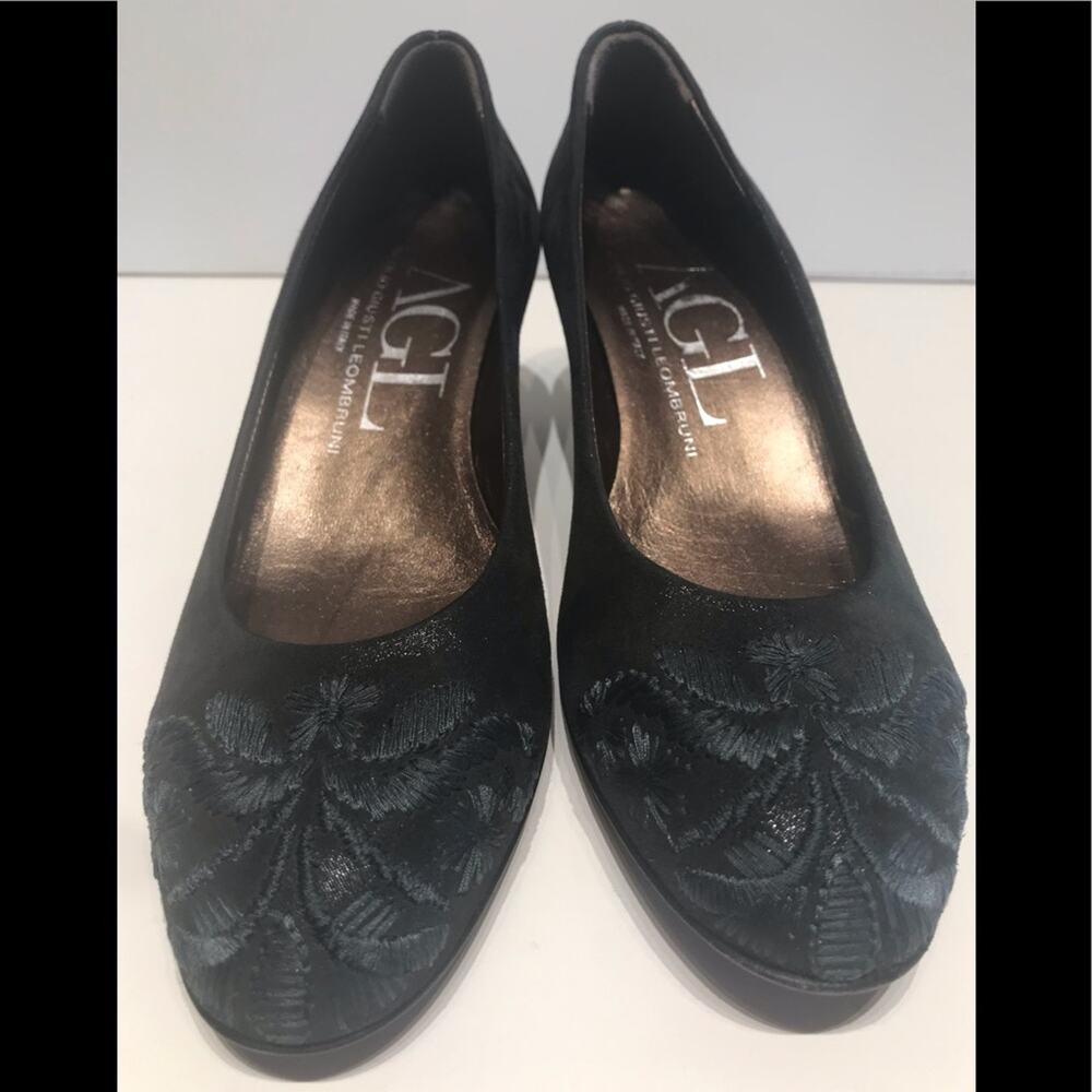 Agl blackish pump with embroidery round toe